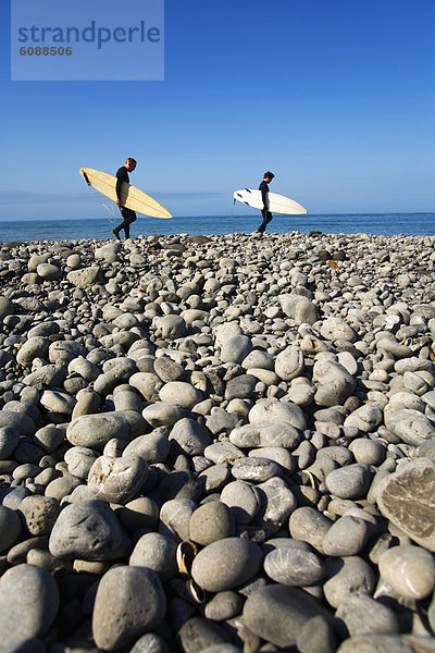 Mann  gehen  Strand  Küste  unterhalb  Surfboard  Desorientiert  2  Kalifornien