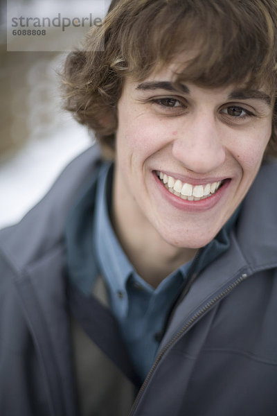 Außenaufnahme  Portrait  Winter  Mann  lächeln  jung