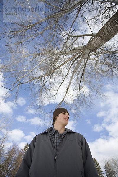 stehend  Portrait  Jugendlicher  Baum  Himmel  unterhalb  blau