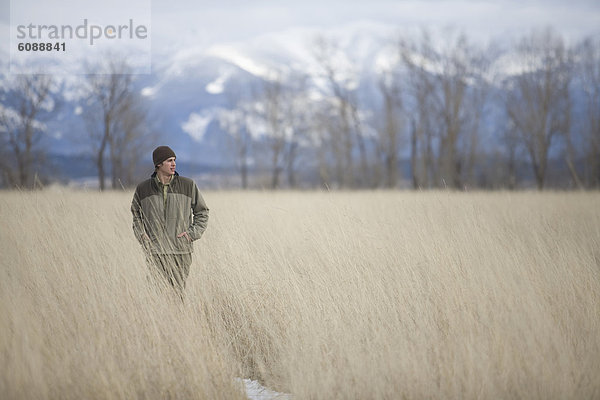 Berg  Winter  Mann  Fröhlichkeit  Hintergrund  Feld  jung  Gras  spazierengehen  spazieren gehen