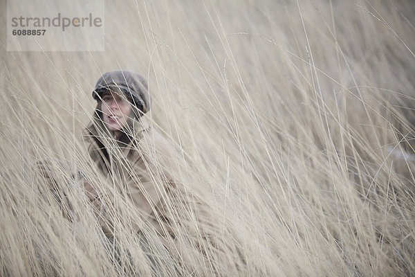 Frau  Winter  verstecken  Feld  jung  Gras