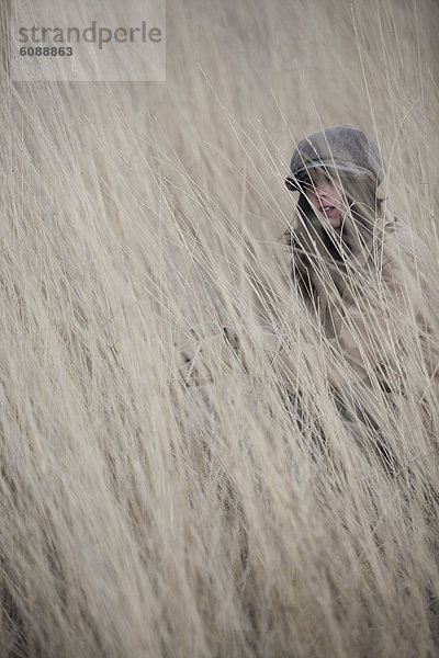 Frau  Winter  verstecken  Feld  jung  Gras