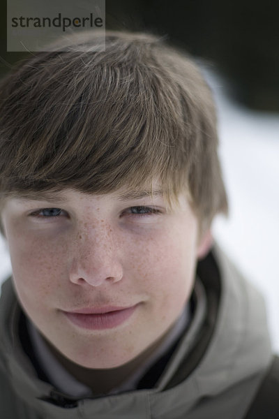 Außenaufnahme  Portrait  Winter  Junge - Person  jung