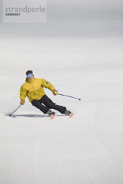 hoch  oben  Skifahrer  Frische  liegend  liegen  liegt  liegendes  liegender  liegende  daliegen  rennen  Ski