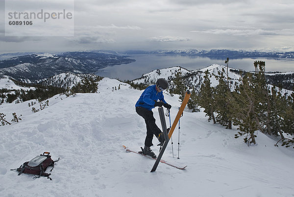 hoch  oben  Berg  Mann  Ski  nehmen  über  See  Nevada  jung