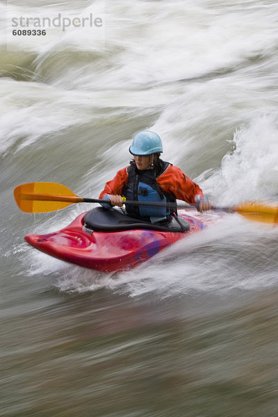 Frau  sehen  Kajak  Wildwasser  British Columbia  Kanada  Wellenreiten  surfen  Wasserwelle  Welle