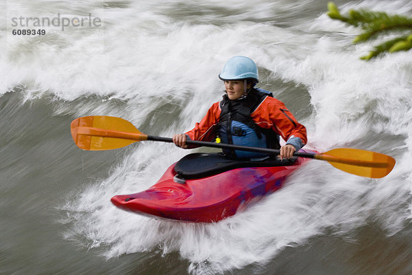 Frau  sehen  Kajak  Wildwasser  British Columbia  Kanada  Wellenreiten  surfen  Wasserwelle  Welle