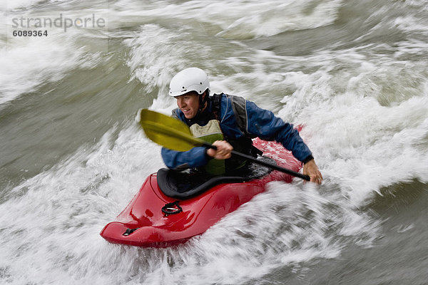 Mann  Kajak  Wildwasser  jung  British Columbia  Kanada  Wellenreiten  surfen  Wasserwelle  Welle
