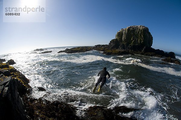 Felsbrocken  Mann  Ozean  Surfboard  Wellenreiten  surfen  Tauchanzug  Kleidung  springen  Chile