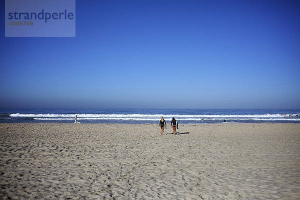 Zusammenhalt  Tag  Strand  Morgen  fahren  Ozean  früh  Pazifischer Ozean  Pazifik  Stiller Ozean  Großer Ozean  2  Sonnenlicht  jung  Mädchen  Kalifornien  mitfahren  San Diego  Brandung
