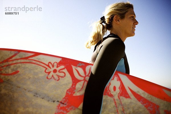 Wasser  Frau  Strand  Morgen  halten  Surfboard  Pazifischer Ozean  Pazifik  Stiller Ozean  Großer Ozean  Sonnenlicht