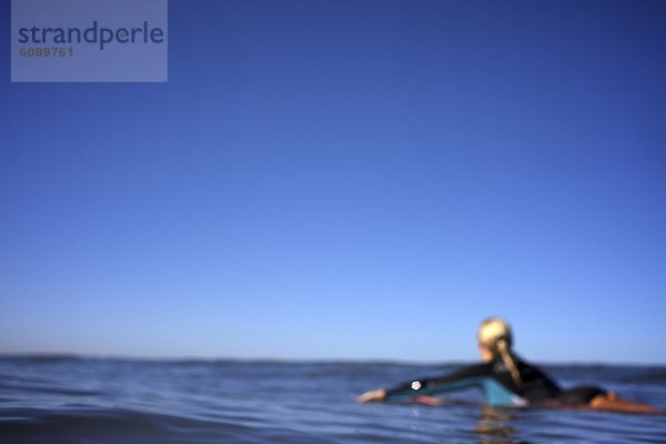 Frau  sehen  Strand  Morgen  Surfboard  Paddel  Pazifischer Ozean  Pazifik  Stiller Ozean  Großer Ozean  Sonnenlicht  Wasserwelle  Welle