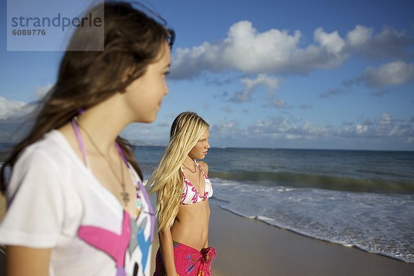 Jugendlicher  lächeln  Strand  Ozean  2  sehen  Mädchen  Maui  Paia