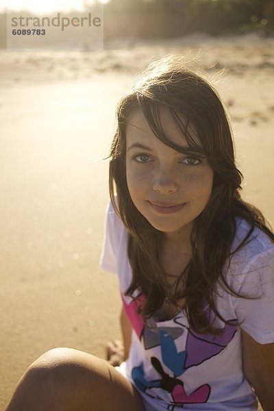 hoch  oben  Jugendlicher  lächeln  Strand  Mädchen  Maui  Paia
