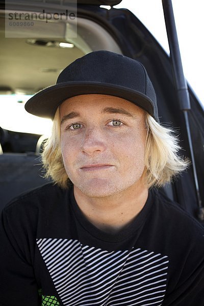 sitzend  Portrait  Jugendlicher  Junge - Person  Geländewagen  San Diego  Kalifornien