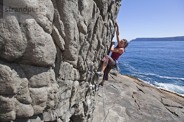 Frau  Felsen  Australien  klettern  Halbinsel  Tasmanien