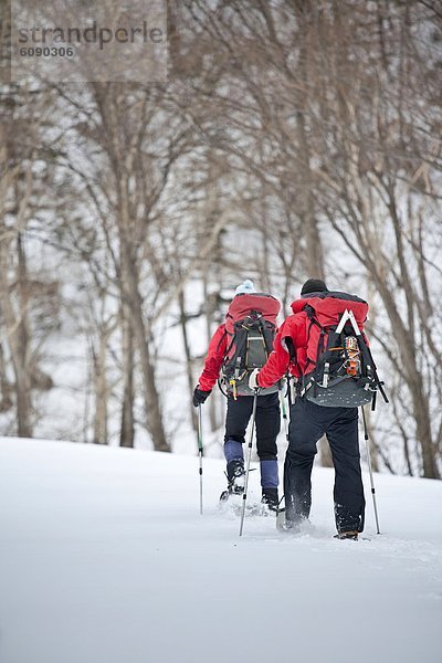 Mensch  zwei Personen  Menschen  2  Schlucht  Daisetsuzan Nationalpark  Hokkaido  Japan  Schneeschuhlaufen