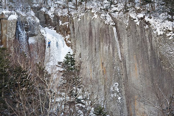 Mann  Wasserfall  Schlucht  klettern  Daisetsuzan Nationalpark  gefroren  Hokkaido  Japan