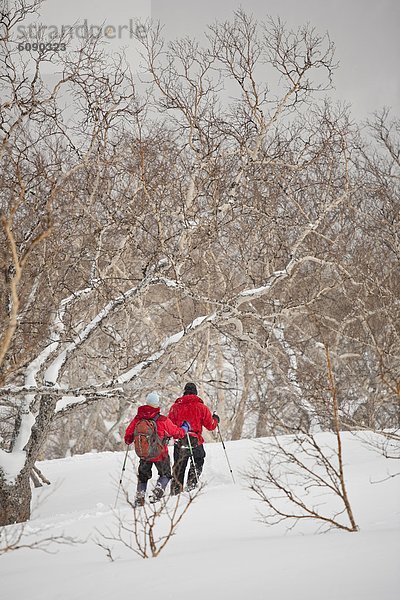 Mensch  zwei Personen  Menschen  2  Daisetsuzan Nationalpark  Hokkaido  Japan  Hang  Schneeschuhlaufen