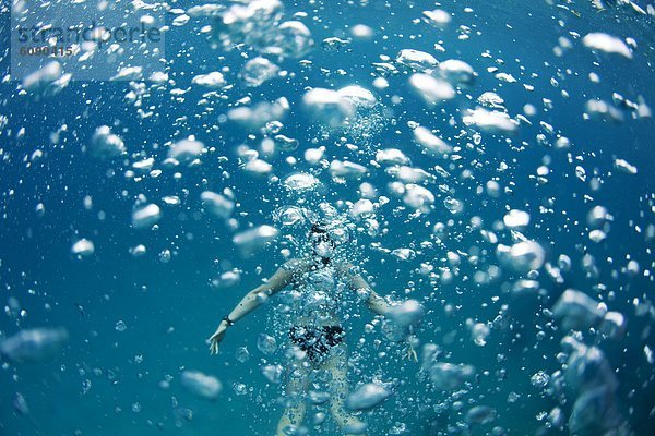 hinter  Tropisch  Tropen  subtropisch  Wasser  Wand  Unterwasseraufnahme  Blase  Blasen  Insel  Ansicht  Schwimmer  Fiji