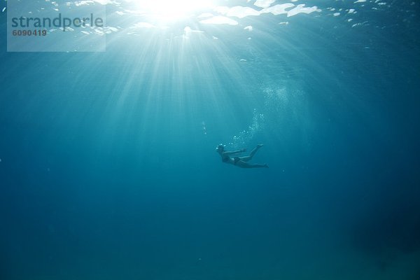 Tropisch Tropen subtropisch Wasser Frau folgen Unterwasseraufnahme Blase Blasen Insel Sonnenlicht Ansicht schwimmen Fiji verlassen Sonne