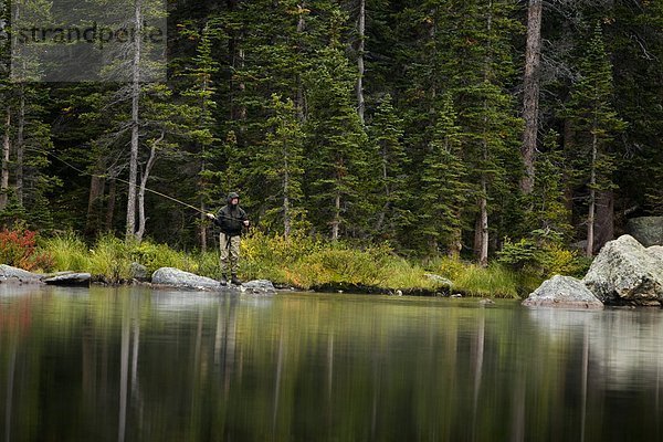 Senior  Senioren  Mann  Tag  fangen  See  Fisch  Pisces  unbewohnte  entlegene Gegend  Colorado  Bewölkung  bewölkt  bedeckt