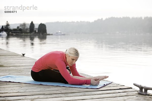 Frau  über  strecken  See  Dock  abhängen  jung  Yoga  Matte