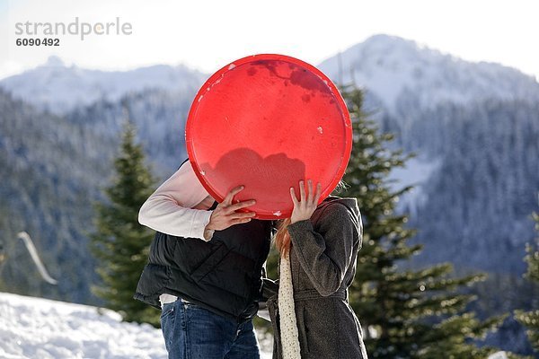 hinter  Frau  Berg  Mann  küssen  Silhouette  Schlitten  Ar