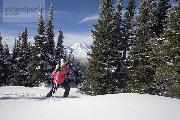 Frau  Ski  tragen  Stange  Hintergrund  wandern  Ansicht  Mount Rainier Nationalpark  Schnee