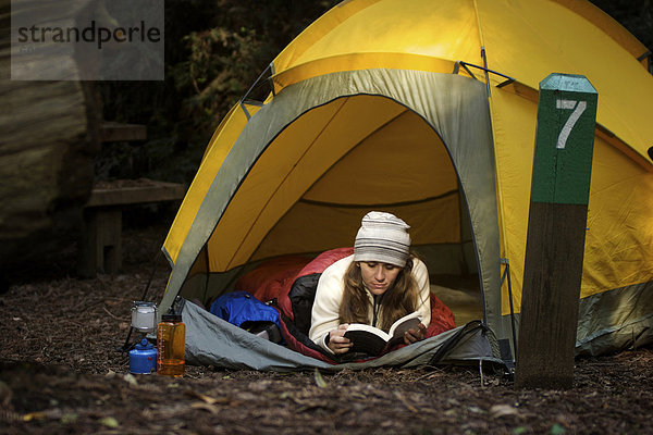 nahe  Frau  Buch  Zelt  Taschenbuch  vorlesen