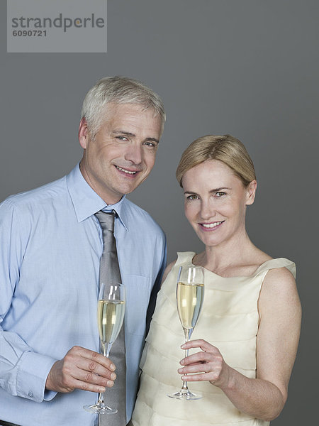 Reife Paare trinken Sekt  lächelnd  Portrait