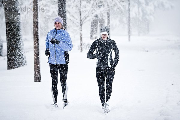 Frau  Berg  Blizzard  2  baufällig  Allee