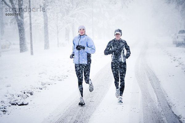 Frau  Berg  Blizzard  2  baufällig  Allee