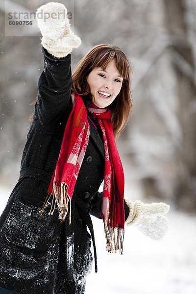 Frau  Winter  Tag  werfen  Schal  rot  anziehen  Colorado  Bewölkung  bewölkt  bedeckt  Schneeball