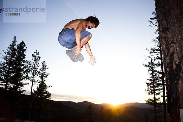 Berg Sonnenuntergang Feld blau Spiel Slackline