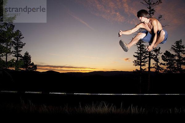 Berg Sonnenuntergang Feld blau Spiel Slackline