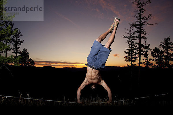 Berg Sonnenuntergang Feld blau Spiel Slackline