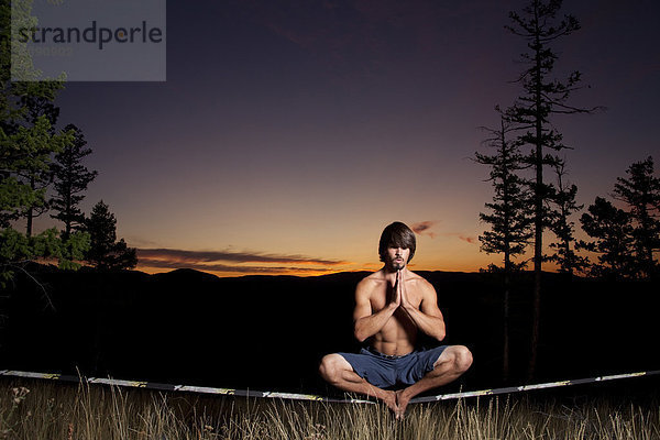 Berg Sonnenuntergang Feld blau Spiel Slackline