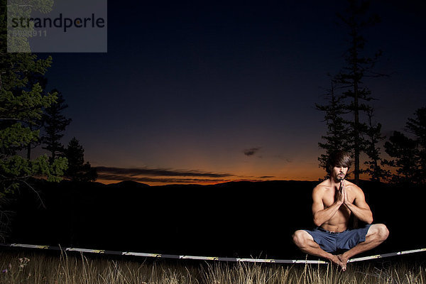 Berg Sonnenuntergang Feld blau Spiel Slackline