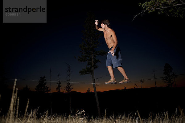 Berg Sonnenuntergang Feld blau Spiel Slackline