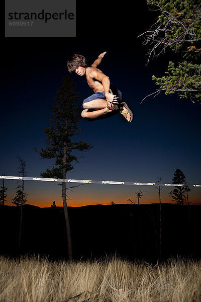 Berg Sonnenuntergang Feld blau Spiel Slackline