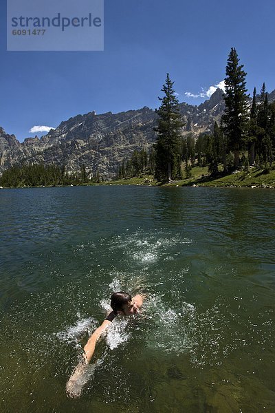 Mann  Ehrfurcht  See  jung  schwimmen