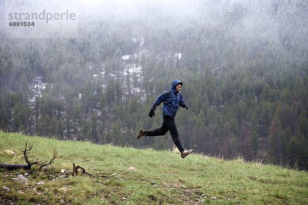 Mann  Sturm  rennen  Regen  Schnee