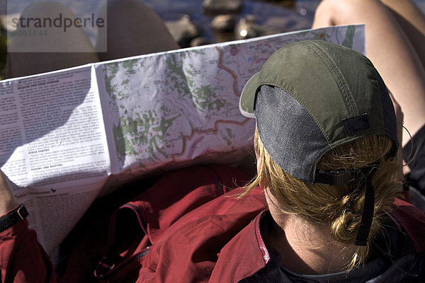 Frau  folgen  Landkarte  Karte  jung  Kopfbedeckung