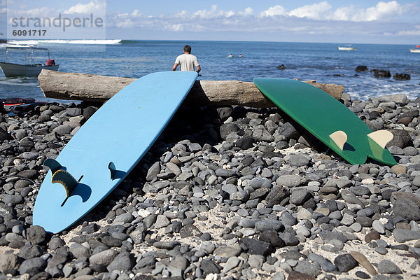 Wasserrand liegend liegen liegt liegendes liegender liegende daliegen Ozean Surfboard Hintergrund 2