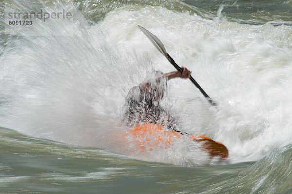 Bewegungsunschärfe  Kajakfahrer  Wildwasser  Windsurfing  surfen  Wasserwelle  Welle