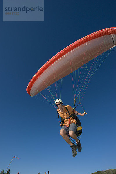 heben  fliegen  fliegt  fliegend  Flug  Flüge  Boden  Fußboden  Fußböden  Gleitschirm  Anfang