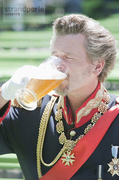 Deutschland  Mann als König Ludwig von Bayern beim Biertrinken