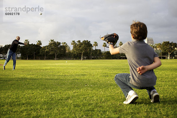 werfen  Menschlicher Vater  fangen  Baseball