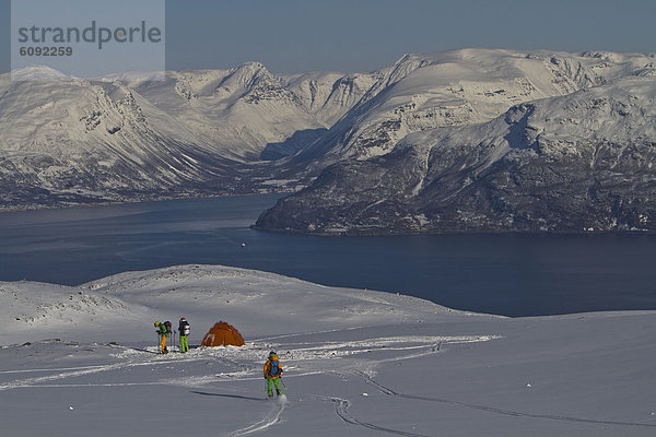Norwegen  Männer stehen am Zelt auf schneebedecktem Land